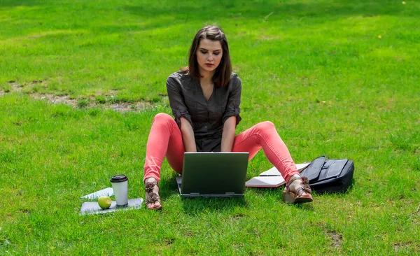 Jovem Estudante Segurando Uma Xícara Descartável Café Enquanto Trabalhava Laptop — Fotografia de Stock