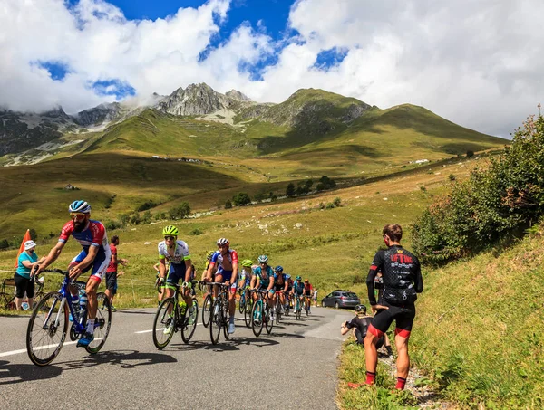 Col de la Madeleine, Fransa - 24 Ağustos 2020: Kriteryum du Dauphine 2020 'nin üçüncü safhasında Col de la Madeleine yoluna çıkan pelotonun arka manzarası. 
