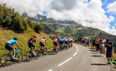 Col de la Madeleine, Fransa - 24 Ağustos 2020: Kriteryum du Dauphine 2020 'nin üçüncü safhasında, Ineos takımından İngiliz bisikletçi Christopher Froome,. 