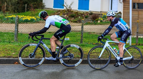 法国贝乐 2019年3月10日 奥地利自行车手Bernhard Eisel Bernhard Eisel 和比利时自行车手Kris Boeckmans Kris Boeckmans — 图库照片