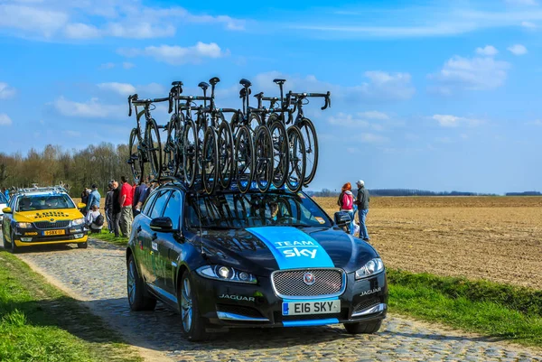 Carrefour Arbre Frankrijk April 2015 Auto Van Team Sky Rijdt — Stockfoto