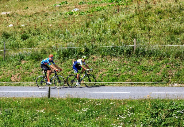 Col Madeleine France August 2020 Two Cyclists Michael Schar Ccc — Stock Photo, Image