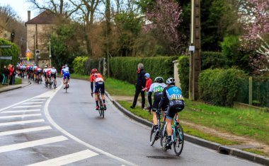 Beulle, Fransa - 10 Mart 2019: Arka görünümü Paris-Nice 2019 sahne 1 sırasında Cote de Beulle üzerinde sürme peloton.