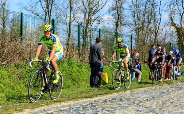 Carrefour Arbre France April 2015 Image Group Four Cyclists Riding — Stock Photo, Image