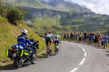 Col de la Madeleine, Fransa - 24 Ağustos 2020: İki bisikletçinin (CCC Team 'den Michael Schar ve Circus-Wanty Gobert Team' den Xandro Meurisse) Criterium du Dauphine 2020 'nin üçüncü etabı sırasında Col de la Madeleine' e giden yolun arkası. 