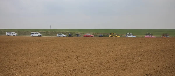 Viesly フランス 4月14 2019 パリRoubaix 2019中にブリュッセルからVieslyへの石畳の道を走行する技術的な車両の列 — ストック写真