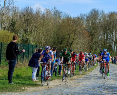 Carrefour de l'Arbre, Fransa - Nisan 12,2015: 2015 yılında Paris-Roubaix yarış sırasında ünlü sektör Careffour de l'Arbre sürme peloton. 