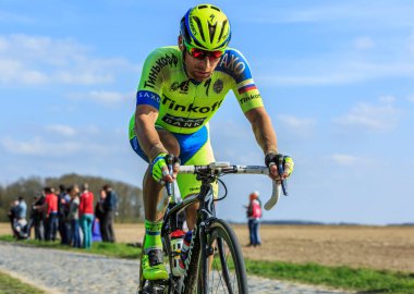 Carrefour de l 'Arbre, Fransa - 12 Nisan 2015: Danimarkalı bisikletçi, Tinkoff-Saxo Takımı' ndan Michael Morkov, 2015-Roubaix yarışı sırasında ünlü Carrefour de l 'Arbre sektöründe yarışmaktadır.. 