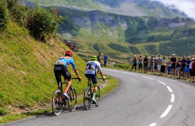 Col de la Madeleine, Fransa - 24 Ağustos 2020: İki bisikletçinin (CCC Team 'den Michael Schar ve Circus-Wanty Gobert Team' den Xandro Meurisse) Criterium du Dauphine 2020 'nin üçüncü etabı sırasında Col de la Madeleine' e giden yolun arkası. 