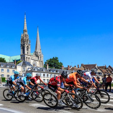 Chartres, Fransa - 16 Mayıs 2021: Le Tour Eure et Loir 2022 'nin son safhasında arka planda görülen ünlü Katedral ile Chartres' te peloton binişi.