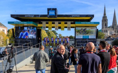 Chartres, Fransa - 13 Ekim 2019: Team Groupama-FDJ, Paris-2019 sonbahar bisiklet yarışı öncesi takımların sunumu sırasında Chartres 'te podyumda.