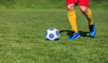 Topa vuran bir futbolcunun ayaklarının yakın plan görüntüsü.. 