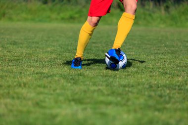 Topa vuran bir futbolcunun ayaklarının yakın plan görüntüsü.. 