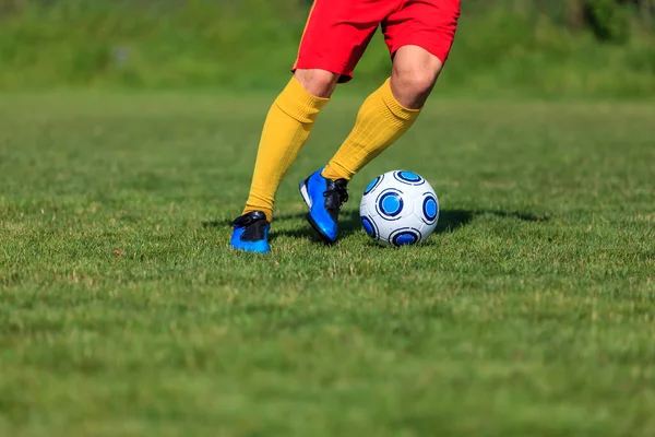 Κοντινό Πλάνο Εικόνα Των Ποδιών Ενός Ποδοσφαιριστή Κλοτσιές Την Μπάλα — Φωτογραφία Αρχείου