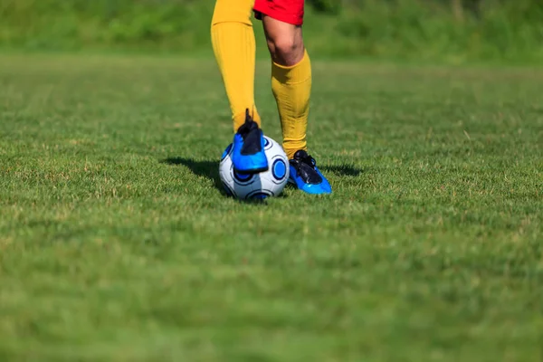 Närbild Bild Fotbollspelare Dribblingar Fötter Fokus Bollen — Stockfoto
