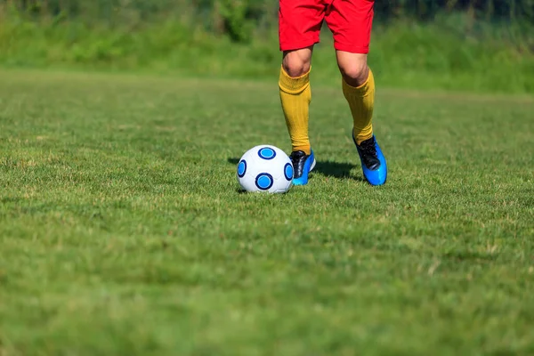 Close Beeld Van Voeten Van Een Voetballen Speler Dribbelen — Stockfoto