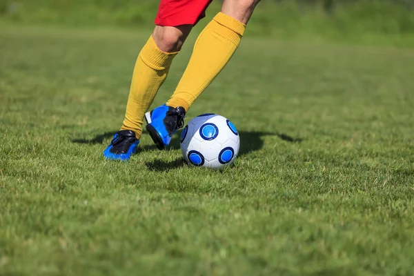 サッカー選手の足のクローズアップ画像をドリブル — ストック写真
