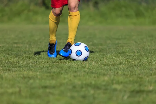 Close Beeld Van Voeten Van Een Voetballen Speler Dribbelen — Stockfoto