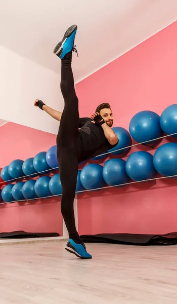 Junger Mann Macht Dehnübungen Einem Fitnessstudio — Stockfoto