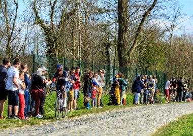 Carrefour de l 'Arbre, Fransa - 12 Nisan 2015: IAM Bisiklet Takımı' ndan Alman bisikletçi Roger Kluge, 2015-Roubaix yarışı sırasında ünlü Careffour de l 'Arbre sektöründe yarışmaktadır.. 