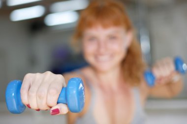Fitness salonunda yapan kadın