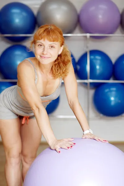 Mujer dedicada al fitness en el gimnasio —  Fotos de Stock