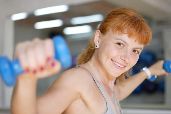 Mujer dedicada al fitness en el gimnasio —  Fotos de Stock