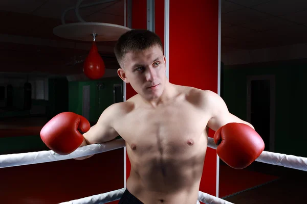 Boxer trénink v tělocvičně — Stock fotografie