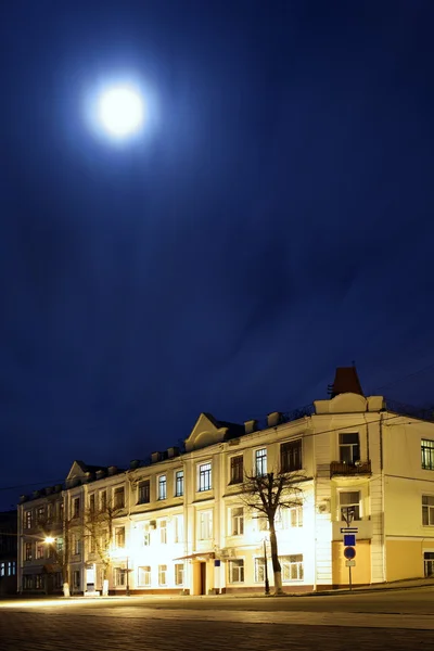Gece sokak ve ay — Stok fotoğraf