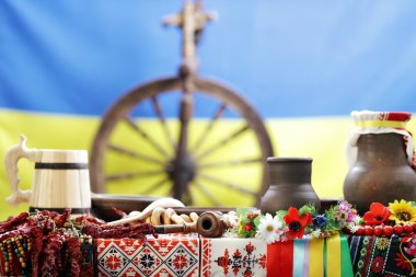 geleneksel tarzda masaya Ukraynalı mutfak eşyaları
