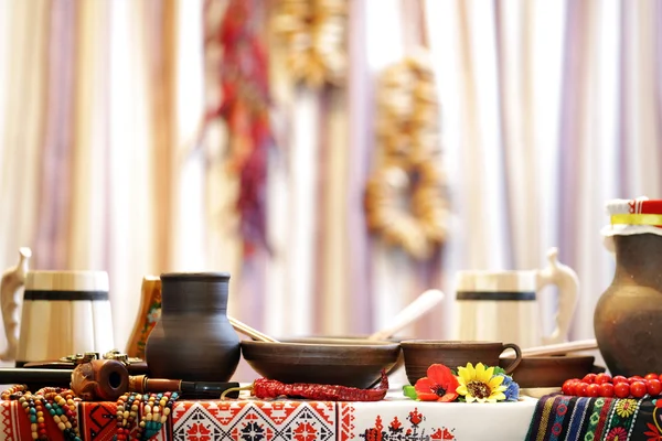 Utensílios ucranianos colocar sobre a mesa em estilo tradicional — Fotografia de Stock