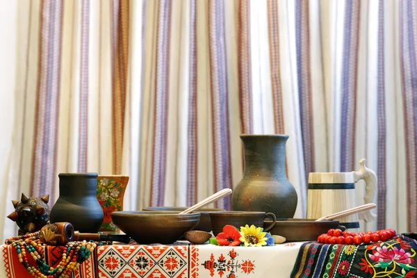 Ustensiles ukrainiens mis sur la table dans un style traditionnel — Photo