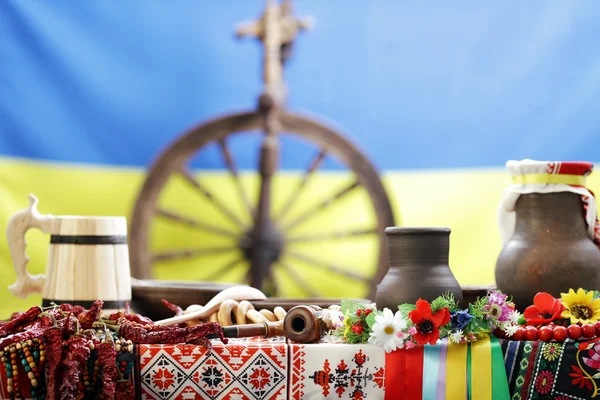 Utensílios ucranianos colocar sobre a mesa em estilo tradicional — Fotografia de Stock