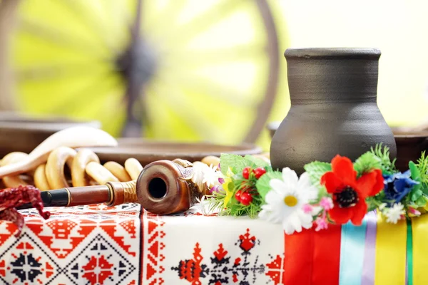 Ukrainische Utensilien im traditionellen Stil auf den Tisch gestellt — Stockfoto