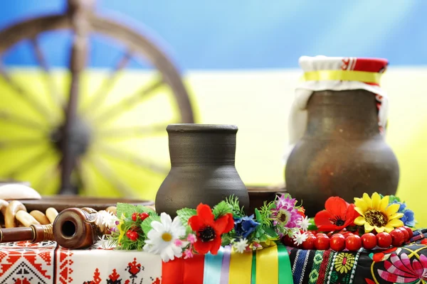 geleneksel tarzda masaya Ukraynalı mutfak eşyaları