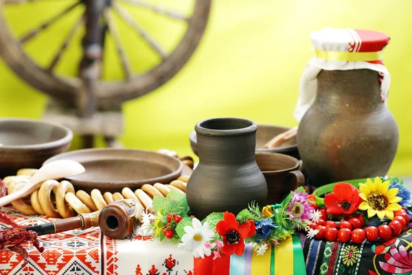 geleneksel tarzda masaya Ukraynalı mutfak eşyaları