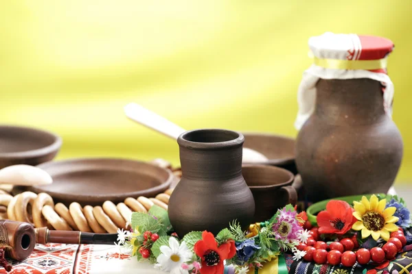 Utensílios ucranianos colocar sobre a mesa em estilo tradicional — Fotografia de Stock