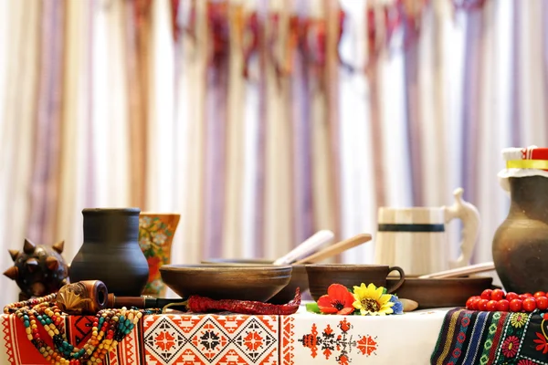 Ukrajinská nádobí položila na stůl v tradičním stylu Stock Fotografie