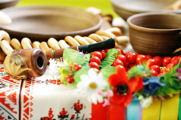 Ustensiles ukrainiens mis sur la table dans un style traditionnel Image En Vente