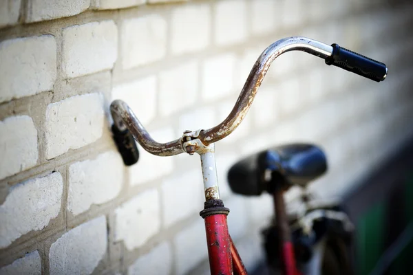 Старый велосипед — стоковое фото