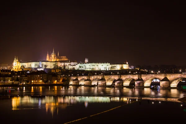 Kvällen utsikt över Prag. Tjeckien — Stockfoto