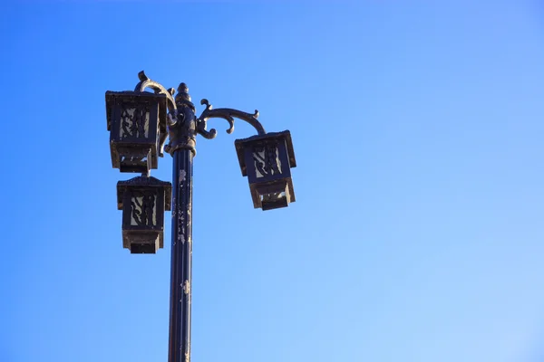 Luz de calle de estilo retro bajo el cielo azul al amanecer —  Fotos de Stock