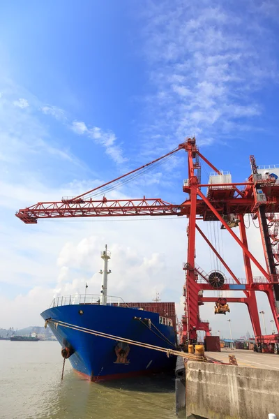 Nave portacontainer ormeggiata in porto — Foto Stock