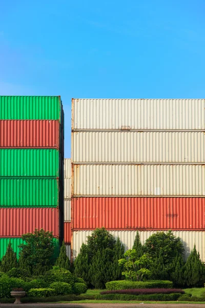 Stapel van lading containers in een intermodale werf — Stockfoto