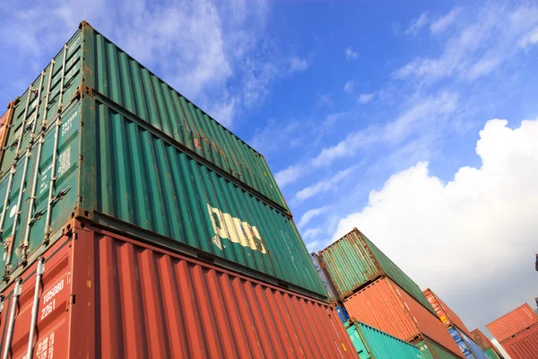 Стек вантажних контейнерів у доках — стокове фото
