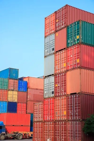 Pila de contenedores de carga en un patio intermodal —  Fotos de Stock