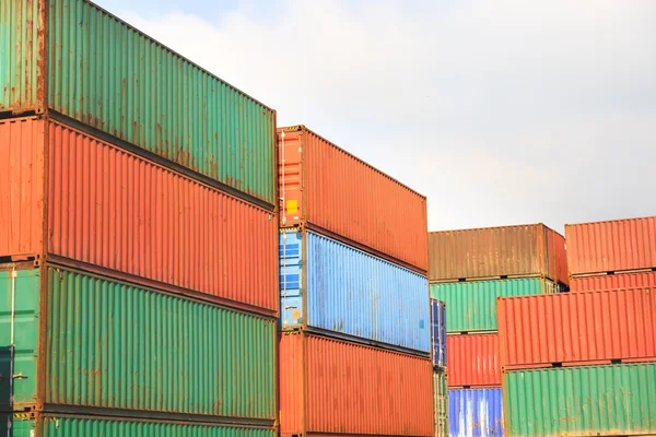 Pila de contenedores de carga en un patio intermodal —  Fotos de Stock