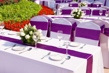 Açık tablolar ile servis tabağı ve şarap bardakları