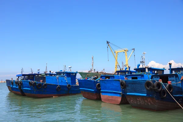 Barcos de pesca de madeira atracados no cais — Fotografia de Stock