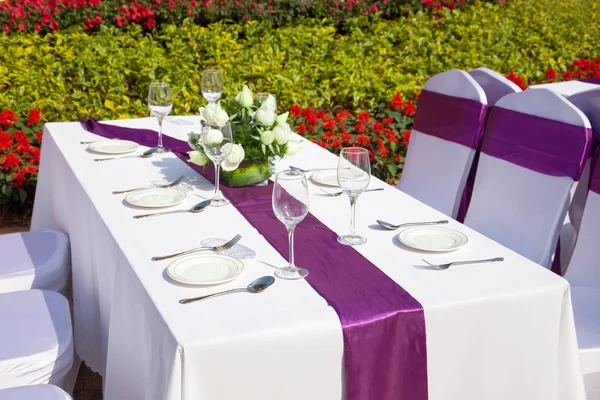 Buiten tabellen met geserveerd plaat en wijnglazen — Stockfoto